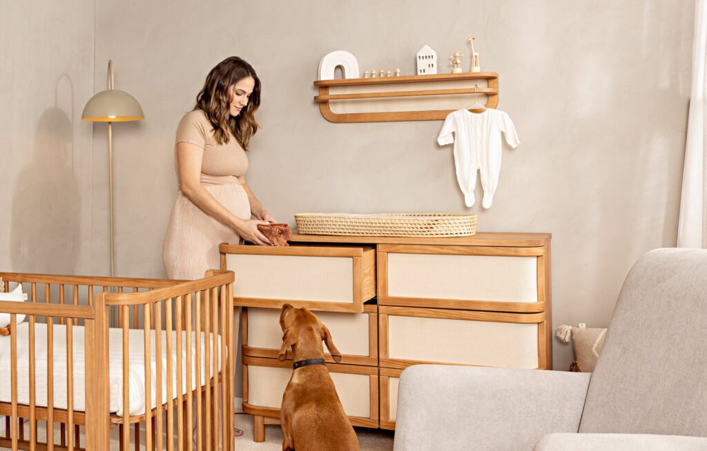 919d78eb como escolher a comoda do bebe3 Mãe organizando cômoda em quarto de bebê com cachorro