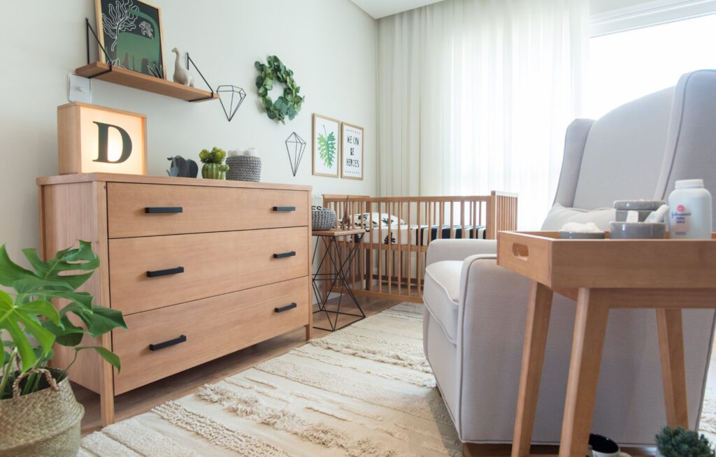 8b2f021c como escolher a comoda do bebe2 Quarto de bebê com cômoda e berço em estilo moderno
