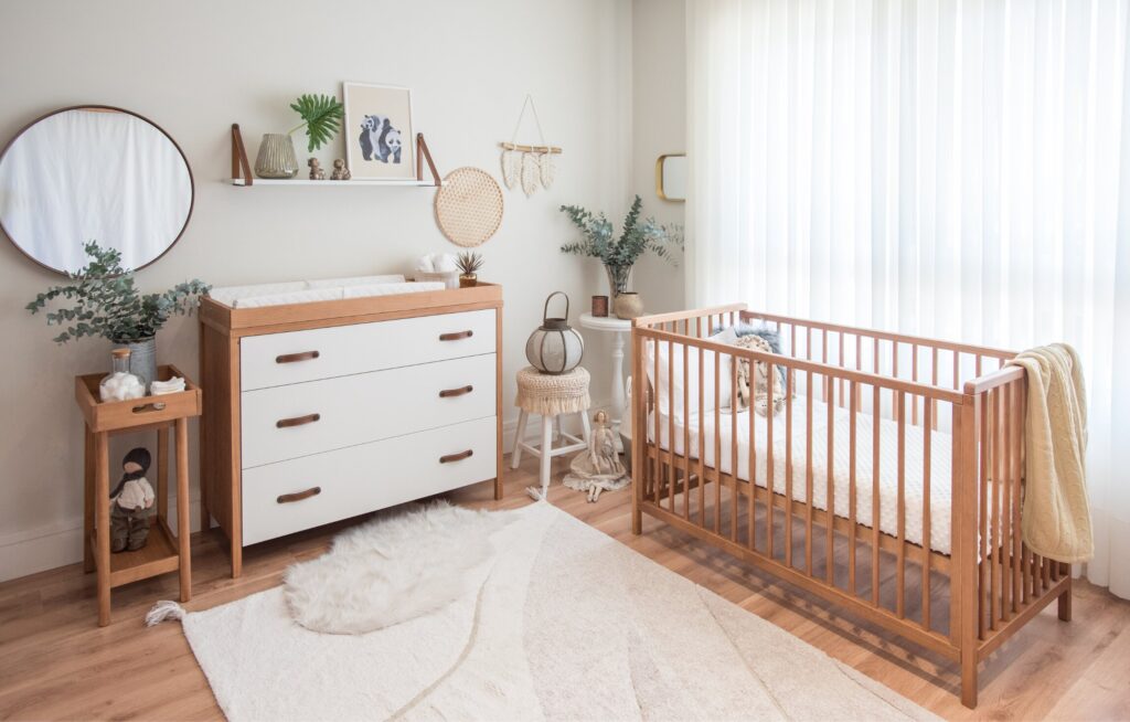 acf5e3f5 como escolher a comoda do bebe4 Quarto de bebê com berço e móveis em madeira clara