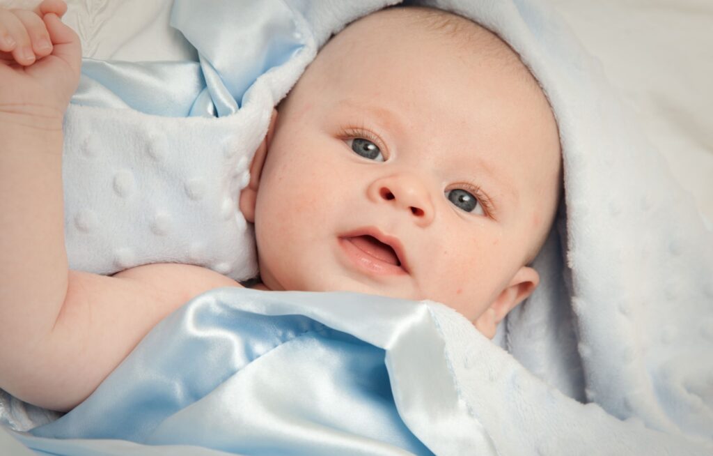 Bebê encantador com cobertor azul claro