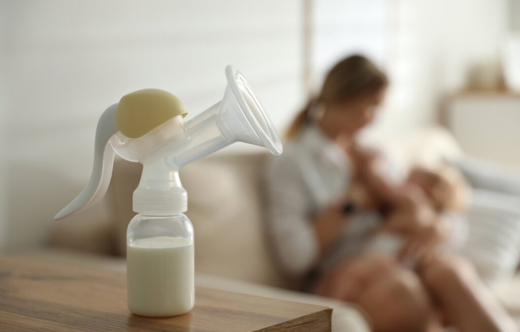 Bomba de leite materno com mãe amamentando