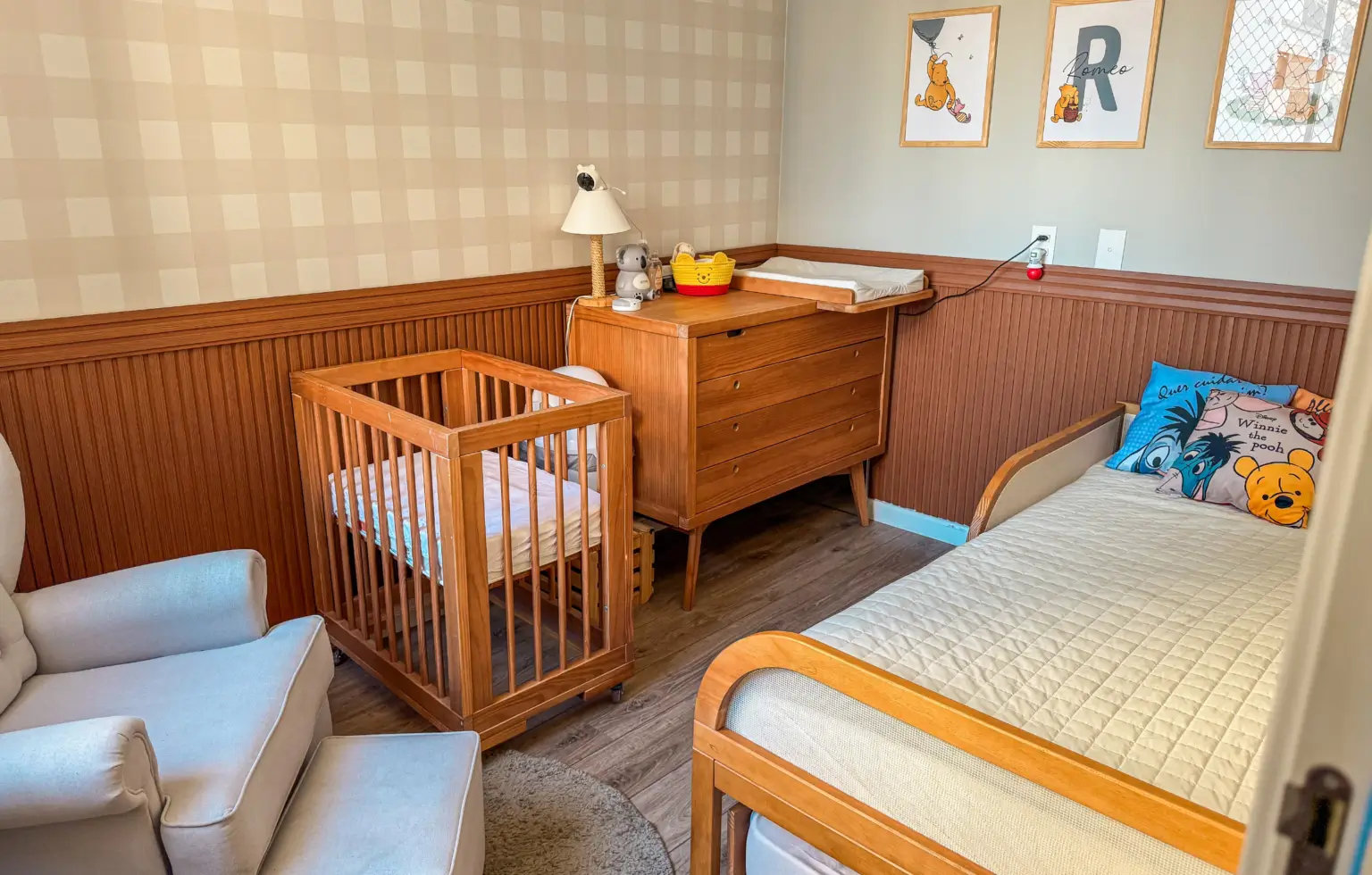 Quarto de bebe com moveis de madeira estilo retrô