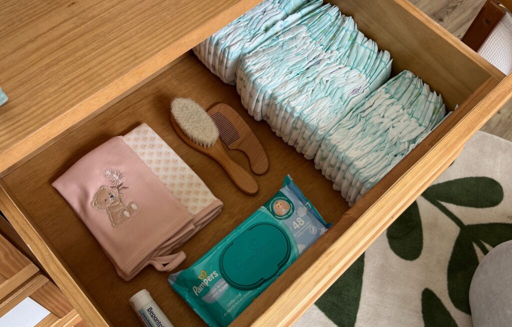 Balcão com fraldas e itens de higiene de bebê.