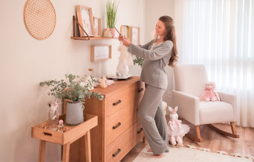 Mulher organizando decoração em quarto infantil