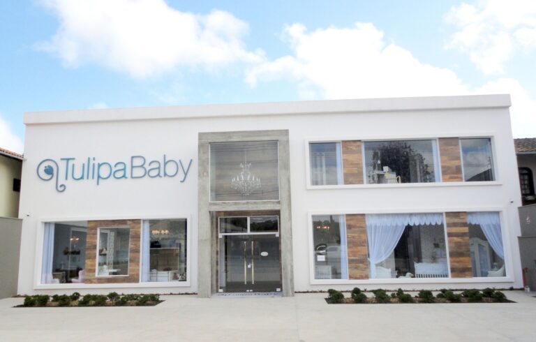 Fachada da loja Tulipa Baby em dia ensolarado