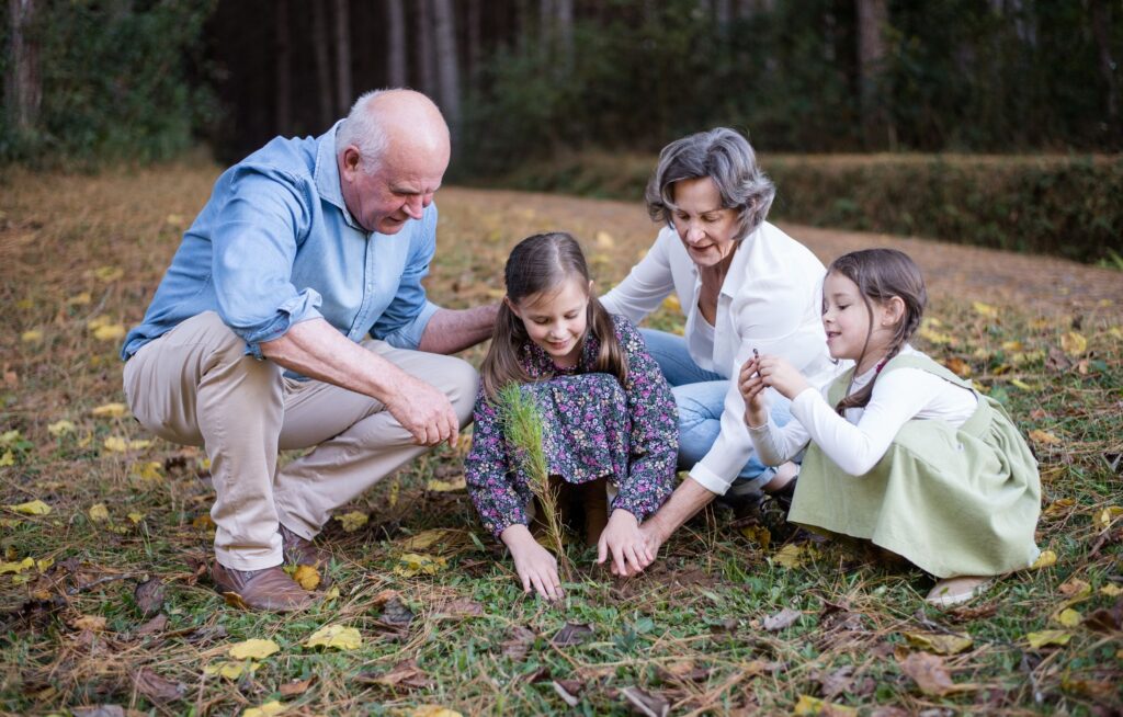 dd66bfe5 aniversario tulipa4 Família plantando uma árvore no campo.