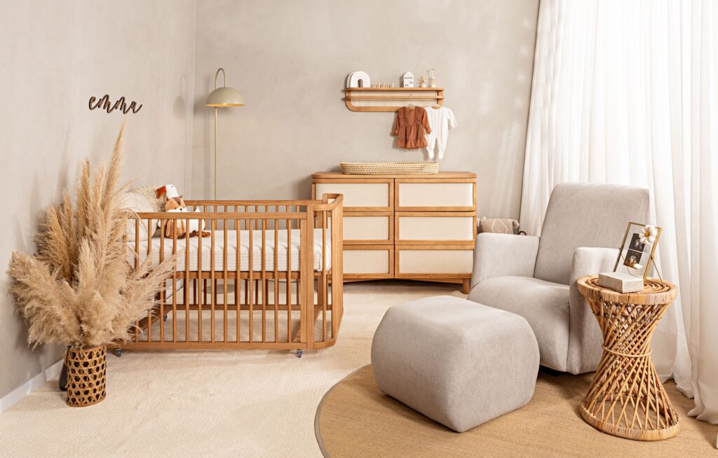 839bb338 aniversario tulipa2 Quarto de bebê com mobiliário em madeira clara e decoração suave