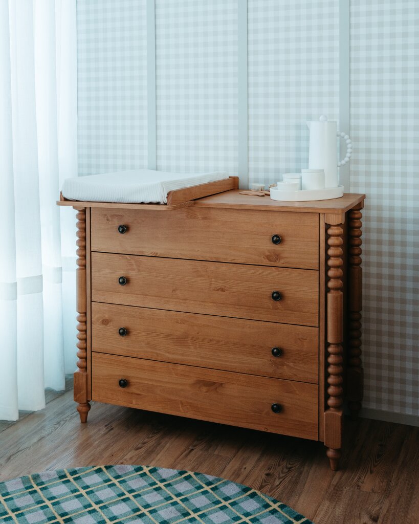 Cômoda de madeira com trocador e decoração simples