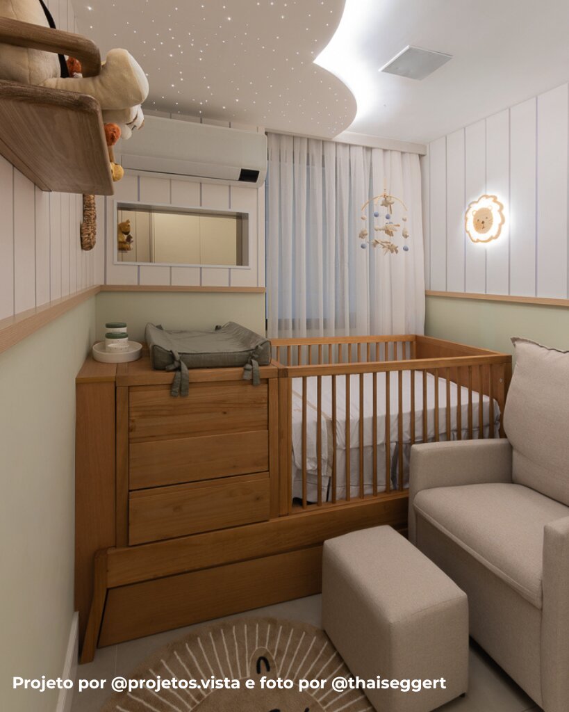 Quarto de bebê com berço e decoração suave